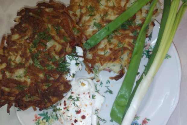 Картофельные драники со шпикачками