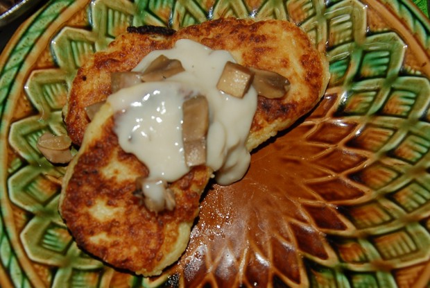 Картофельные котлеты с молочно-грибным соусом