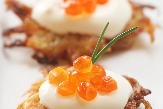 Картофельные латкес с йогуртом и красной икрой