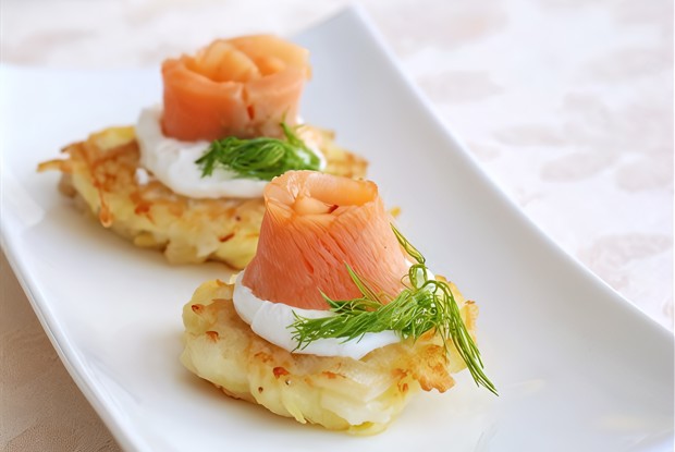 Картофельные латкес с копченым лососем, икрой и кремом-фреш с эстрагоном