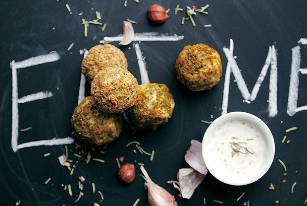 Картофельные шарики с розмарином и чесноком