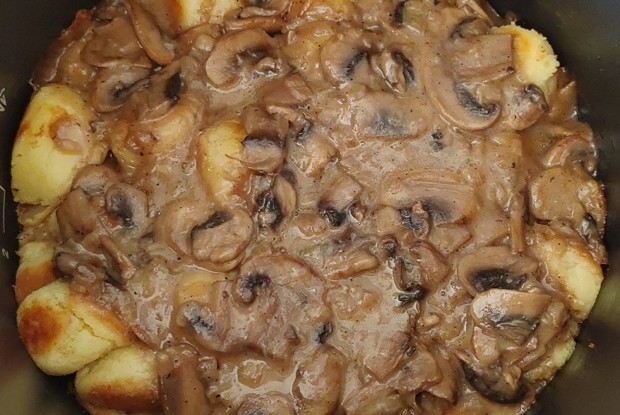 Картофельные тефтели под грибным соусом