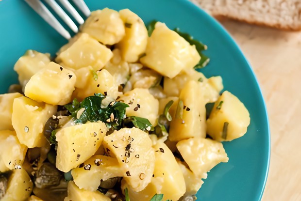 Картофельный салат с каперсами и петрушкой