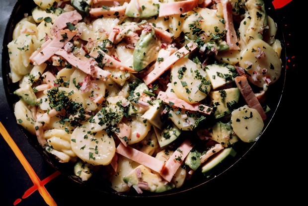 Картофельный салат с колбасками и швейцарским сыром