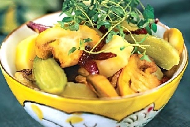 Картофельный салат с солеными огурцами и грибами
