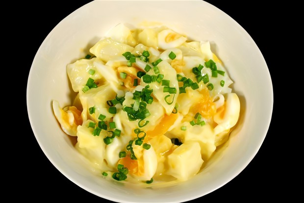 Картофельный салат с яйцами и луком