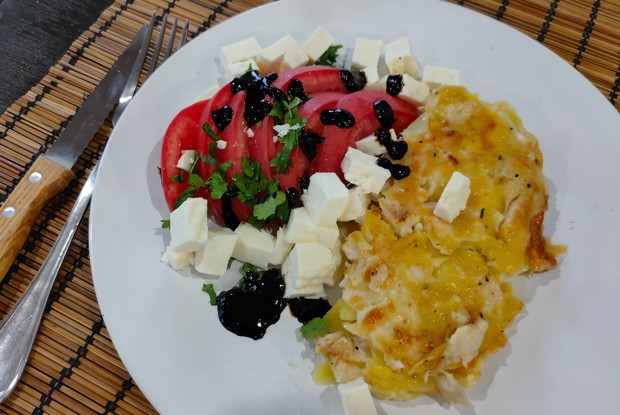 Картофельно-куриная запеканка на сковороде