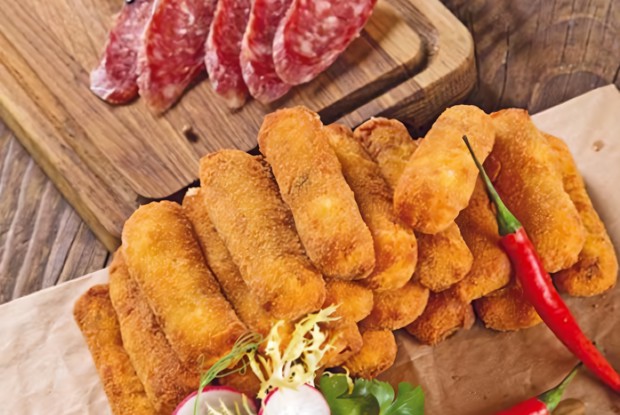 Картофельные крокеты с сыром моцарелла и сыровяленой острой колбасой