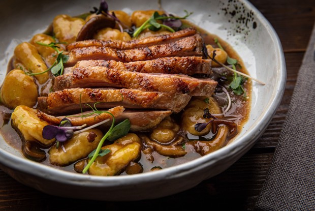 Картофельные ньокки с утиной грудкой и опятами