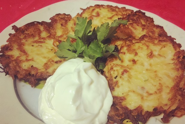 Картофельные оладьи с беконом и сметаной