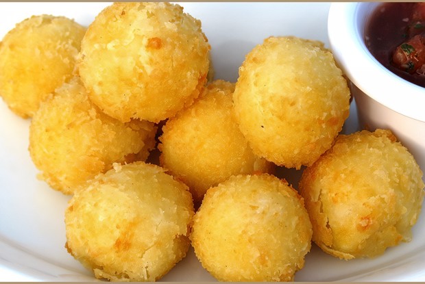 Картофельные шарики с двумя видами сыра