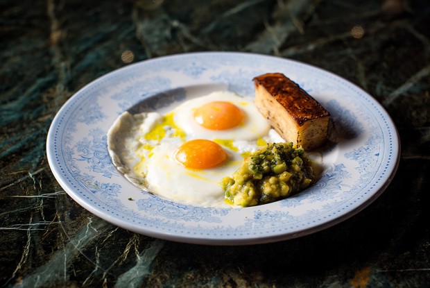 Картофельный гратен со сладким кремом из авокадо и яичницей