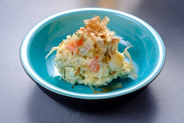 Картофельный салат с беконом и стружкой бонито