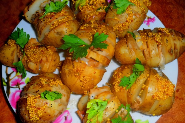 Картошка «Гармошка» со сметанным соусом