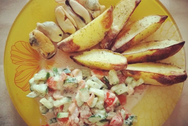 Картошка по-деревенски с сырным соусом