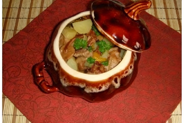 Картошка с грибами в горшочке