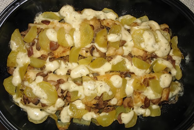 Картошка с курицей и грибами, запеченная в молоке