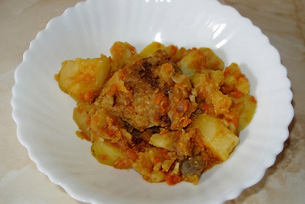 Картошка с куриными бедрышками и шампиньонами в мультиварке