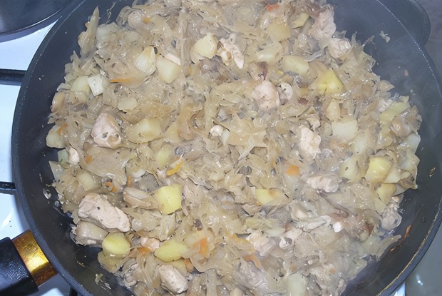 Картошка, тушеная с квашеной капустой и курицей
