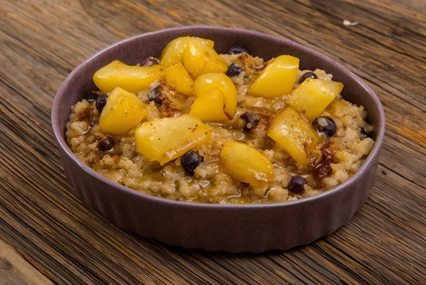 Каша из киноа с соте из груш