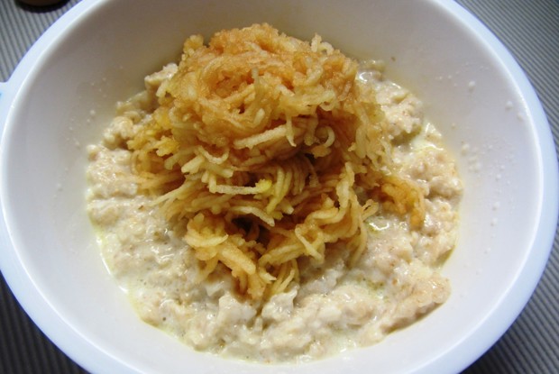 Каша из овсяных хлопьев с яблоками