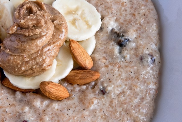 Каша из полбы с изюмом и миндальной пастой