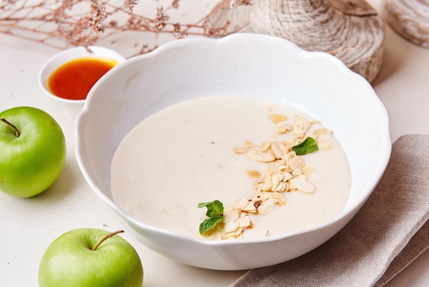 Каша манная с томлеными яблоками