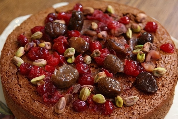 Каштановый пирог с миндалем, клюквой и фисташками