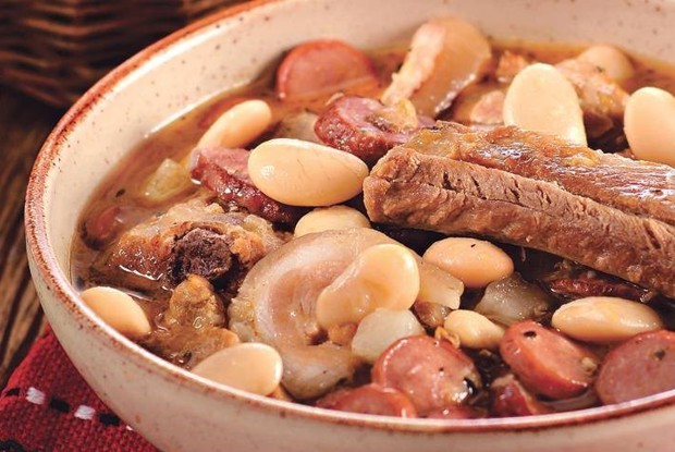 Кассуле по-тулузски – утиная ножка с белой фасолью, сосисками и беконом