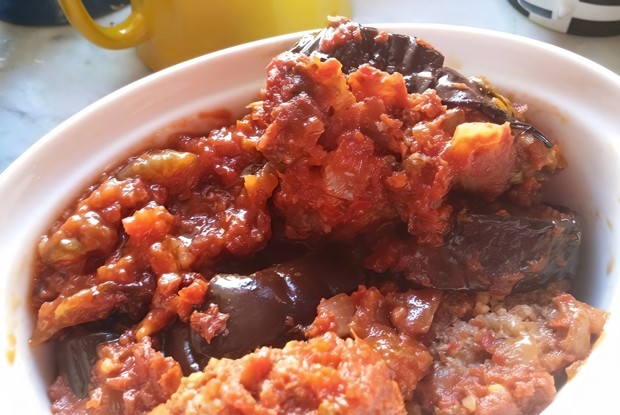 Касуле из баклажанов и кебабов под винно-овощным соусом