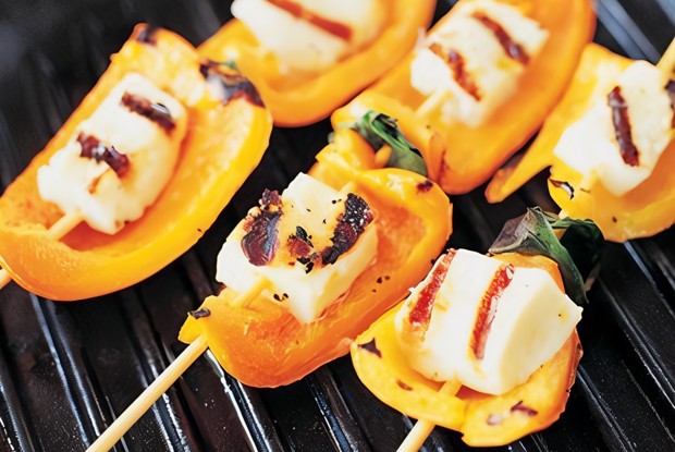 Кебаб из перцев и сыра халуми на гриле