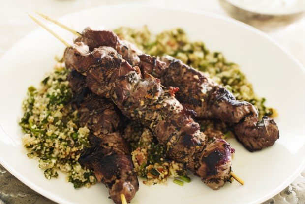 Кебабы из баранины и телятины с салатом из ризони