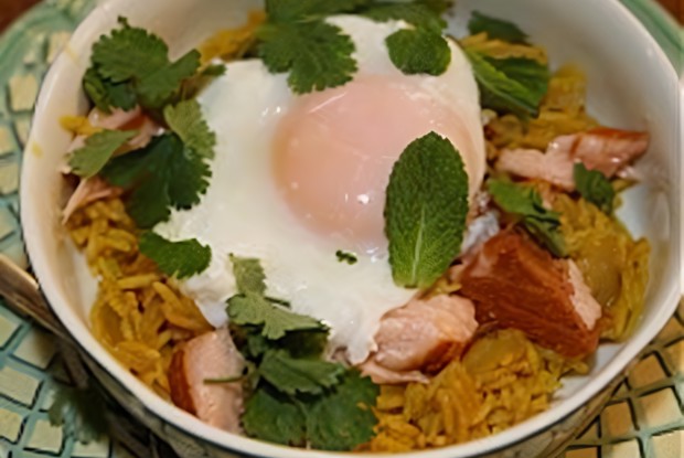 Кедгери (копченая семга с рисом, луком и яйцом)