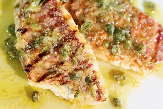 Кефаль под лимонно-апельсиновым соусом