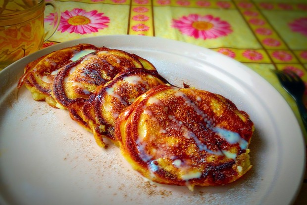 Кефирные оладьи с яблоками