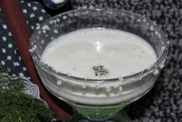 Кефирный напиток с огурцом, укропом и чесноком