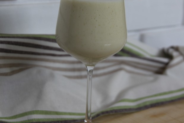 Кефирно-яблочный смузи с имбирем и корицей