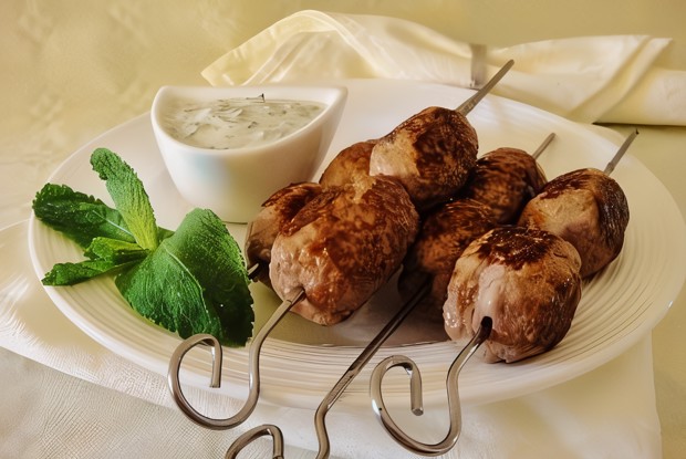 Кефта из ягненка с йогуртовым соусом