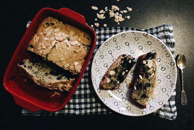 Кекс из овсяной муки с голубикой и миндалем