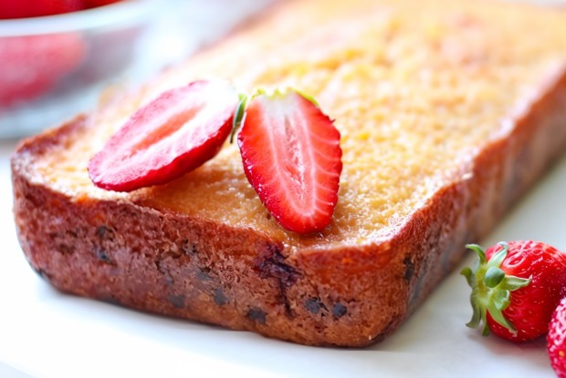 Кекс на йогурте с клубникой