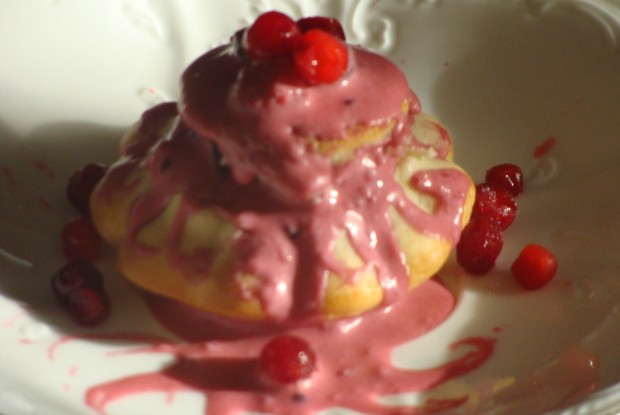 Кекс на основе белка с кунжутом и брусничным кремом «Роза»