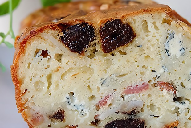 Кекс с голубым сыром и черносливом