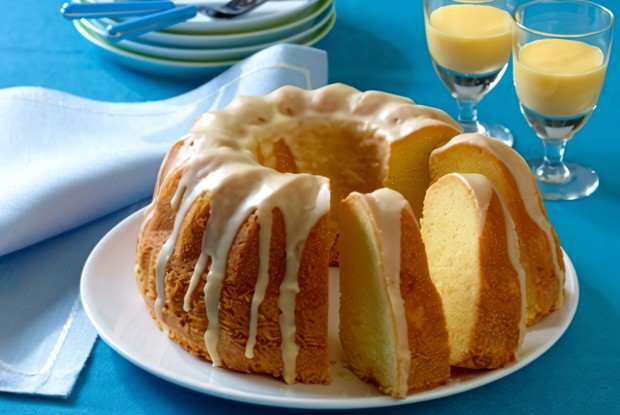 Кекс с яичным ликером, орехами и какао