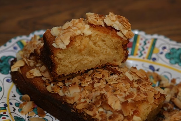 Кекс с карамелизированным миндалем