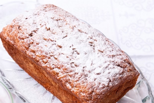 Кекс с кленовым сиропом и яблоками