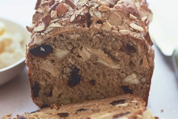 Кекс с сушеными яблоками, вишней и миндалем