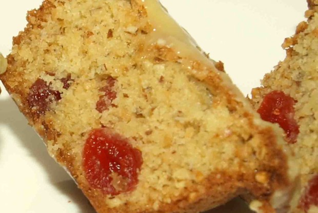 Кекс с сушеной вишней и ганашем из белого шоколада