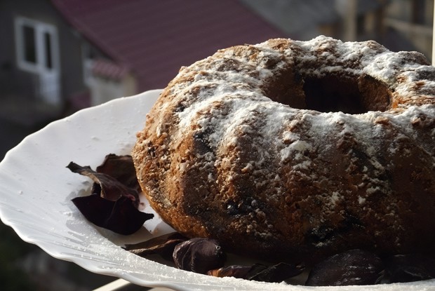 Кекс с вишней и орехами