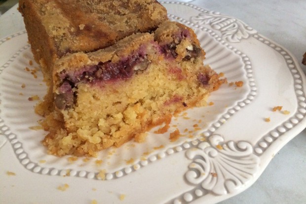 Кекс со сливой и грецким орехом