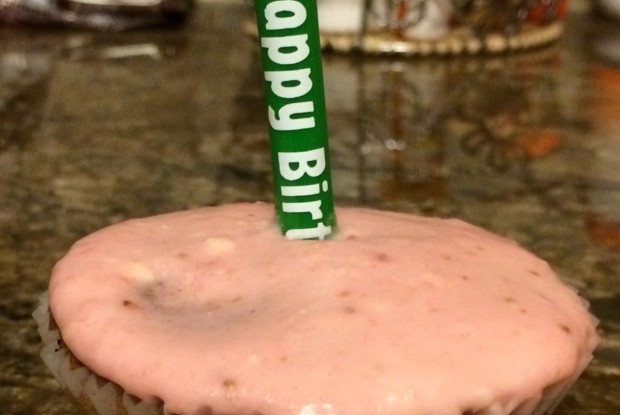 Кексы с клубничной глазурью